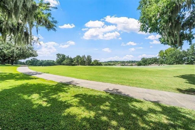 100 Cove W, Conroe, TX 77356