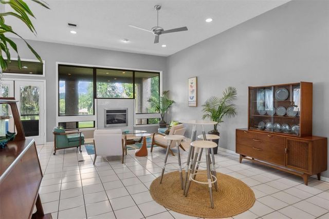 100 Cove W, Conroe, TX 77356