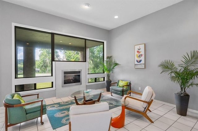 100 Cove W, Conroe, TX 77356