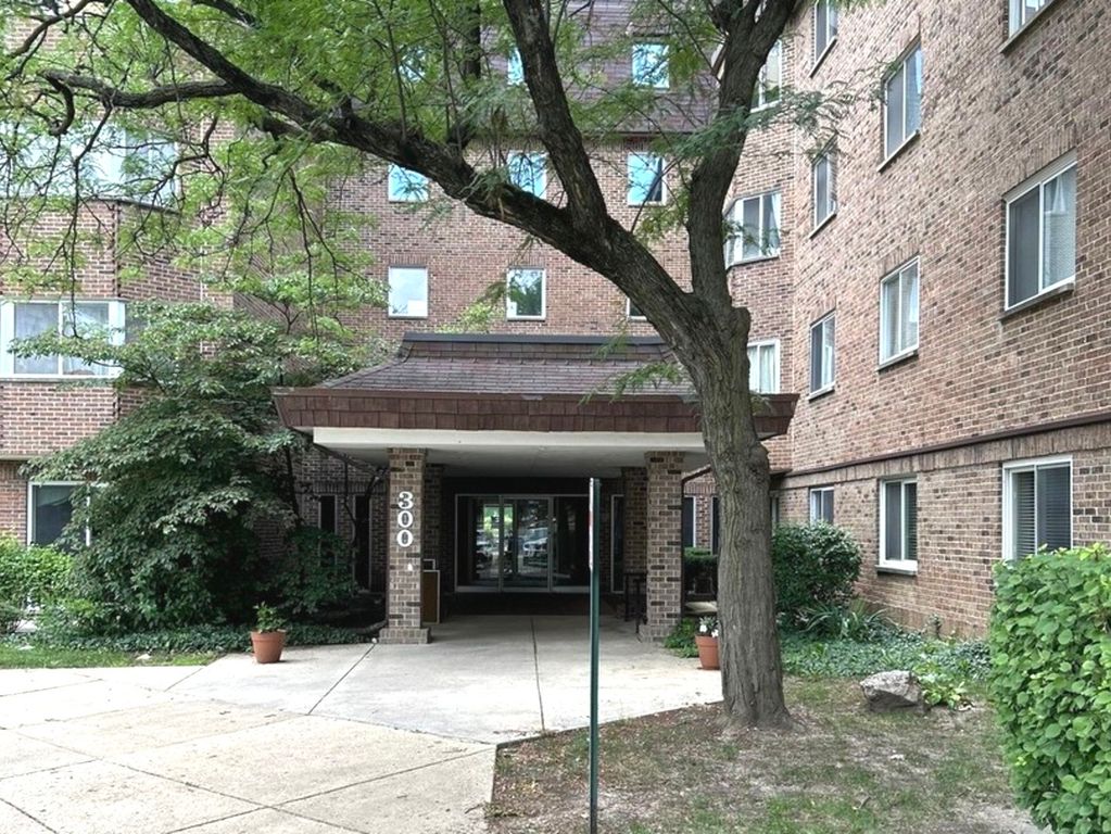300 Roselle Road 419, Schaumburg, IL 60193
