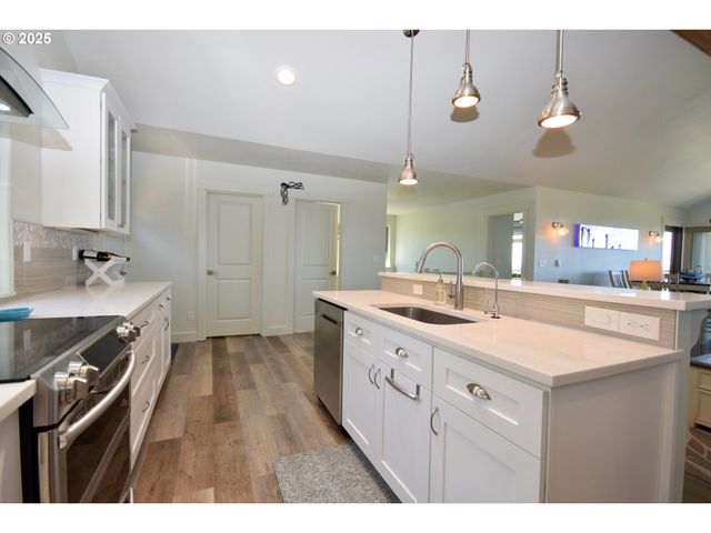 7835 BROOTEN MOUNTAIN Loop, Pacific City, OR 97135