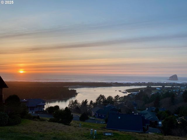 7835 BROOTEN MOUNTAIN Loop, Pacific City, OR 97135