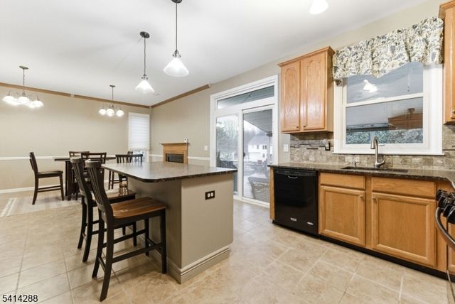 237 Stonehenge Dr, Lopatcong Twp., NJ 08865