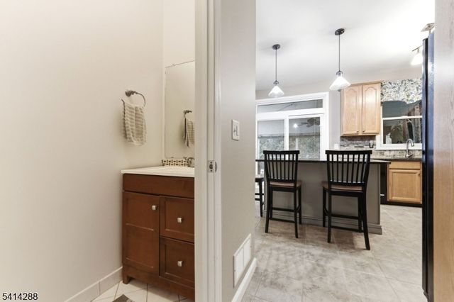 237 Stonehenge Dr, Lopatcong Twp., NJ 08865