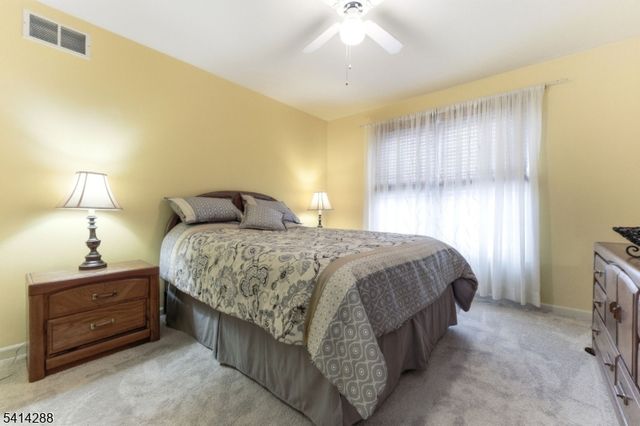 237 Stonehenge Dr, Lopatcong Twp., NJ 08865