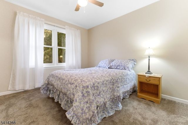 237 Stonehenge Dr, Lopatcong Twp., NJ 08865