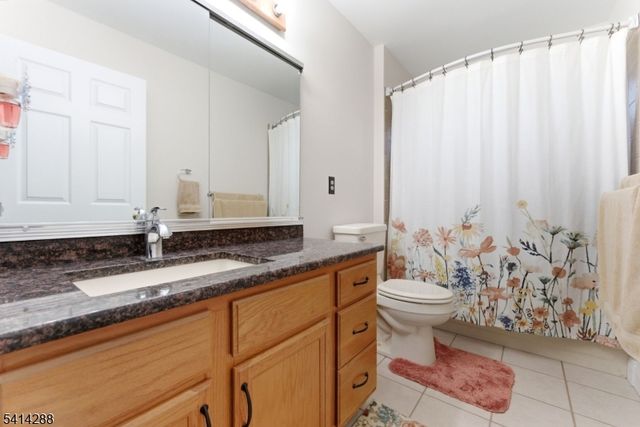 237 Stonehenge Dr, Lopatcong Twp., NJ 08865