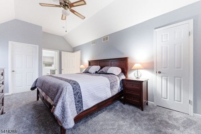 237 Stonehenge Dr, Lopatcong Twp., NJ 08865