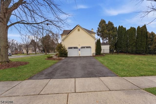 237 Stonehenge Dr, Lopatcong Twp., NJ 08865
