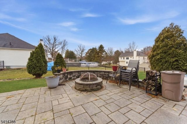 237 Stonehenge Dr, Lopatcong Twp., NJ 08865