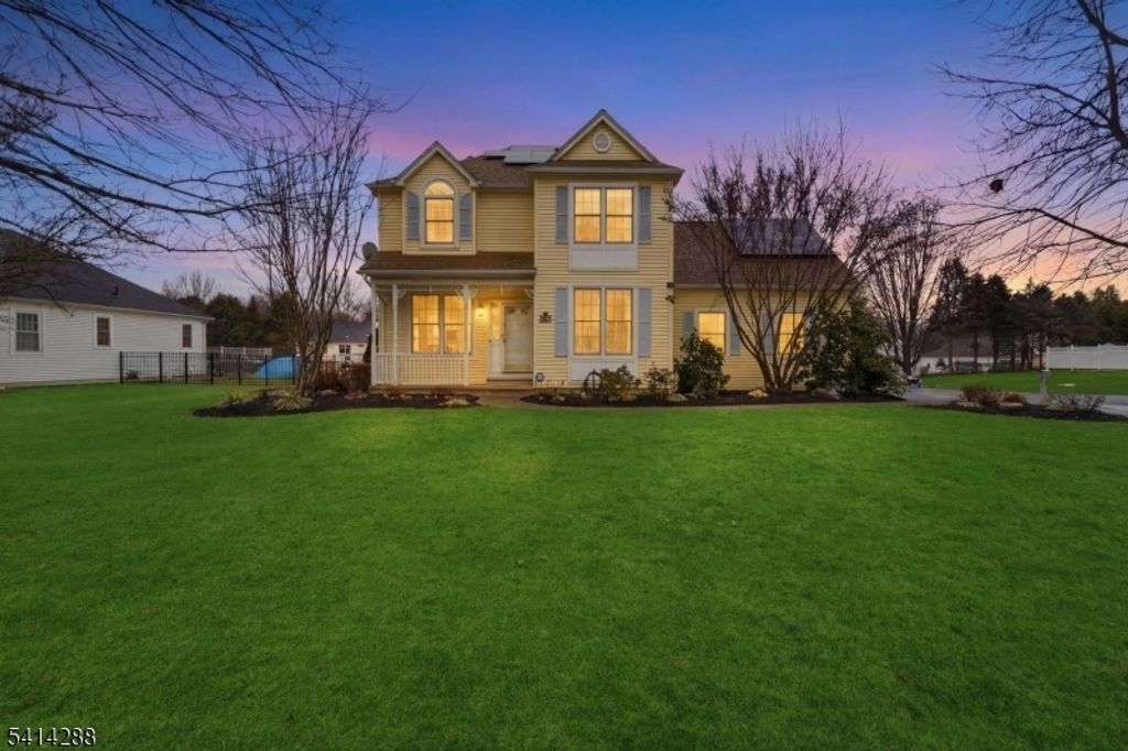 237 Stonehenge Dr, Lopatcong Twp., NJ 08865