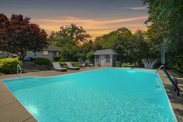 1727 Ellendale Drive, Northbrook, IL 60062