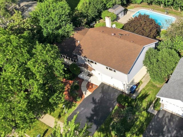 1727 Ellendale Drive, Northbrook, IL 60062