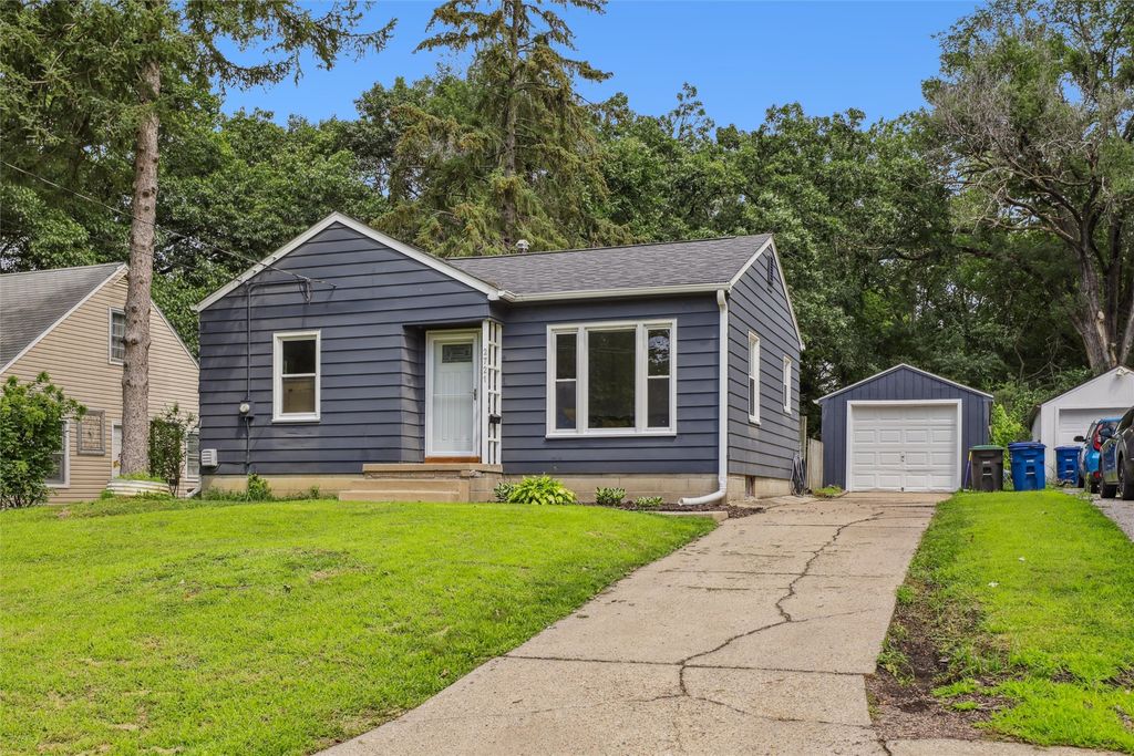 2721 Allison Avenue, Des Moines, IA 50310