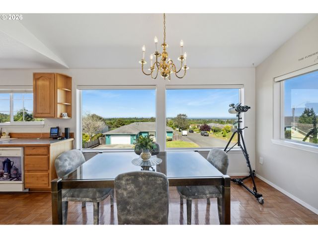 805 LISA Pl, Coos Bay, OR 97420