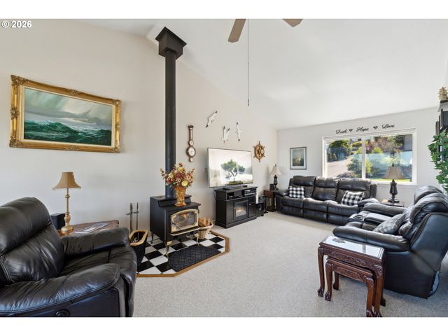 805 LISA Pl, Coos Bay, OR 97420