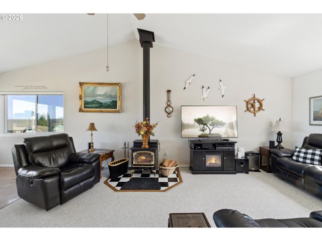 805 LISA Pl, Coos Bay, OR 97420