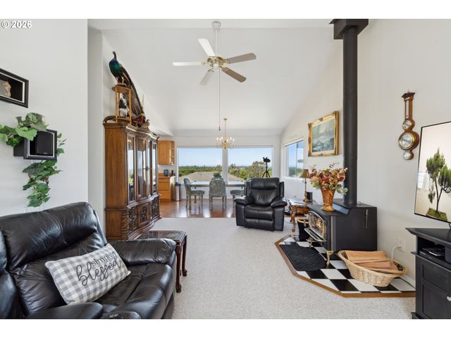 805 LISA Pl, Coos Bay, OR 97420