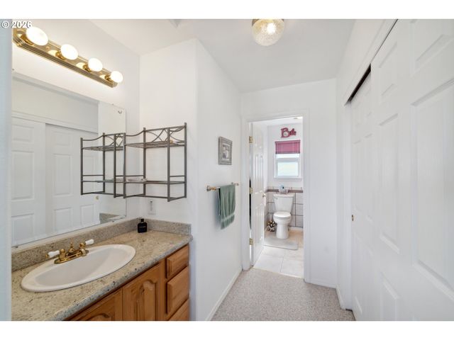 805 LISA Pl, Coos Bay, OR 97420