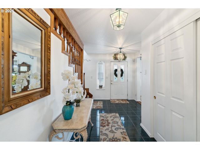 805 LISA Pl, Coos Bay, OR 97420