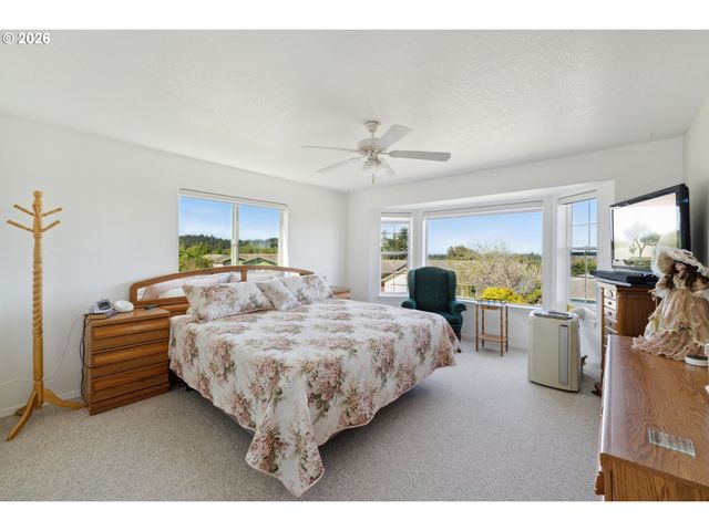 805 LISA Pl, Coos Bay, OR 97420