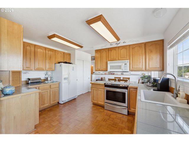 805 LISA Pl, Coos Bay, OR 97420