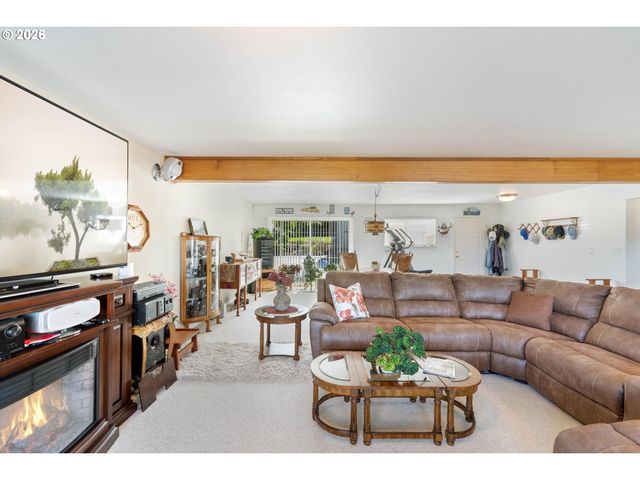805 LISA Pl, Coos Bay, OR 97420