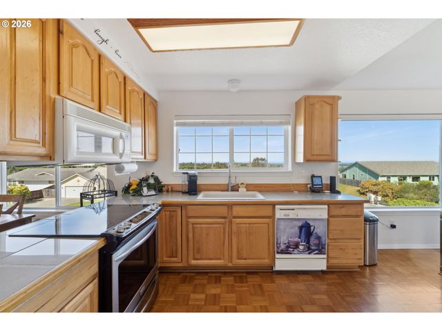 805 LISA Pl, Coos Bay, OR 97420