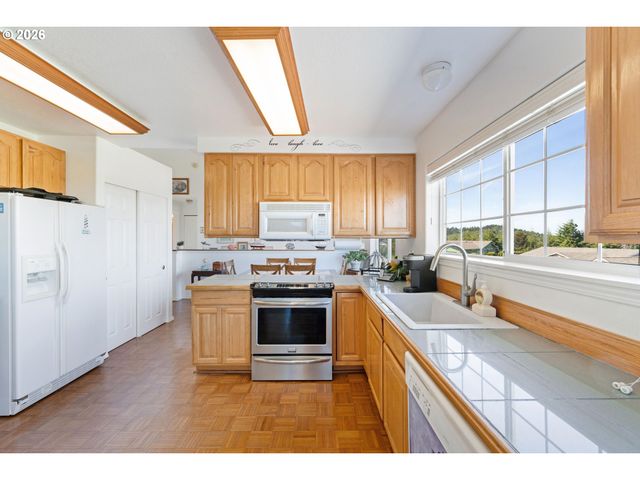 805 LISA Pl, Coos Bay, OR 97420