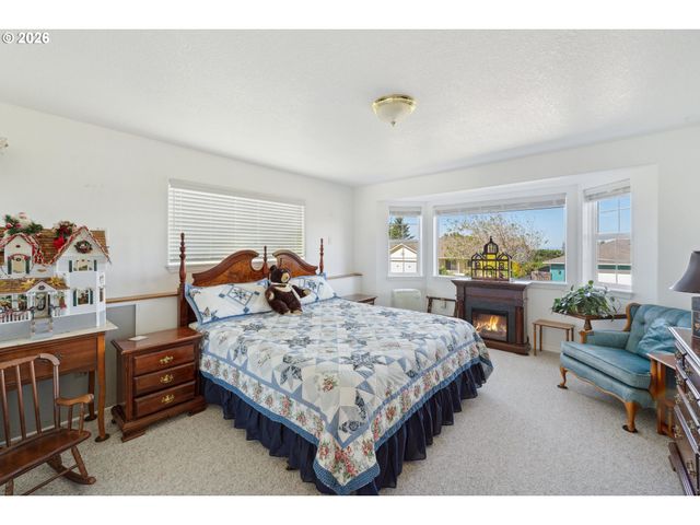 805 LISA Pl, Coos Bay, OR 97420