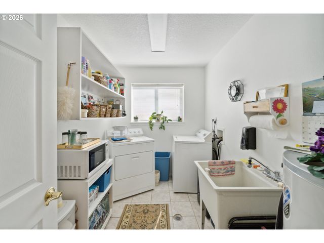 805 LISA Pl, Coos Bay, OR 97420