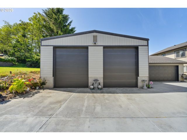 805 LISA Pl, Coos Bay, OR 97420