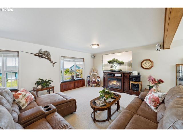 805 LISA Pl, Coos Bay, OR 97420