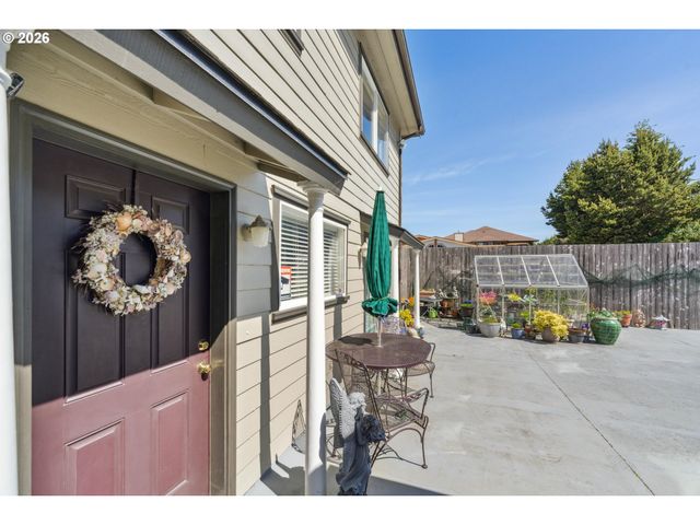 805 LISA Pl, Coos Bay, OR 97420