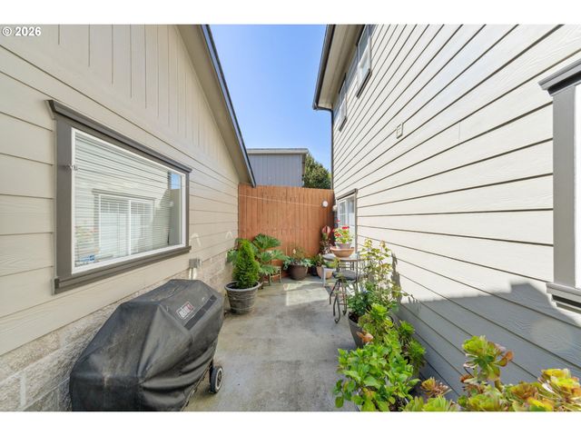 805 LISA Pl, Coos Bay, OR 97420