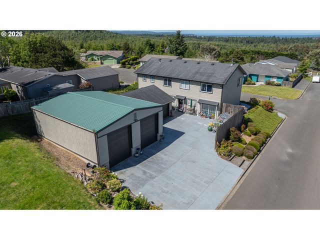 805 LISA Pl, Coos Bay, OR 97420