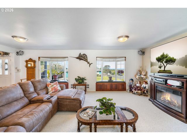 805 LISA Pl, Coos Bay, OR 97420