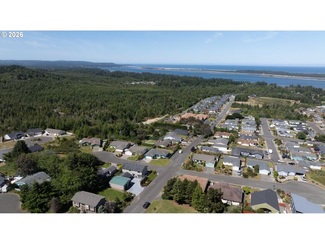 805 LISA Pl, Coos Bay, OR 97420