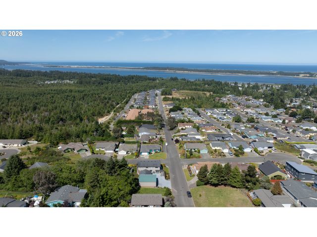805 LISA Pl, Coos Bay, OR 97420