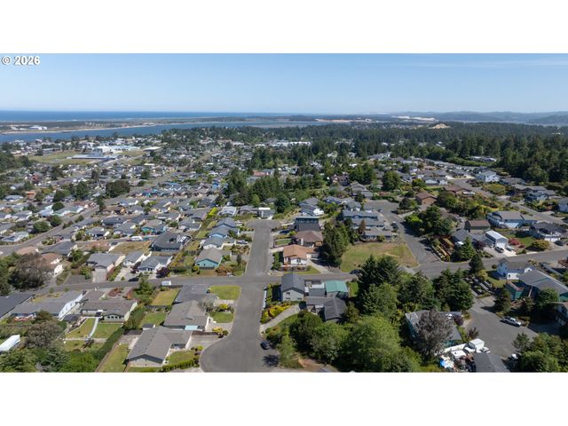805 LISA Pl, Coos Bay, OR 97420