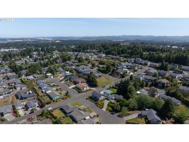 805 LISA Pl, Coos Bay, OR 97420