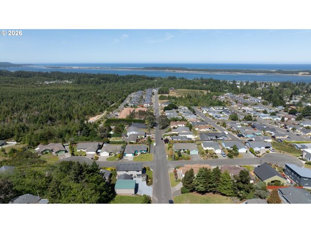 805 LISA Pl, Coos Bay, OR 97420