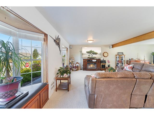 805 LISA Pl, Coos Bay, OR 97420