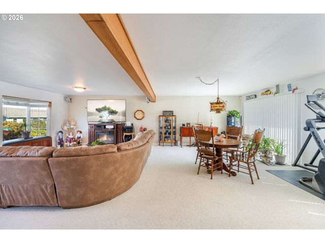 805 LISA Pl, Coos Bay, OR 97420