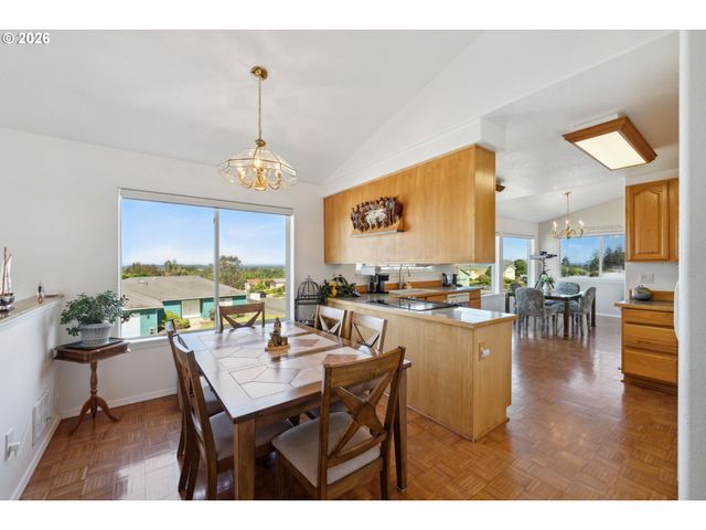 805 LISA Pl, Coos Bay, OR 97420