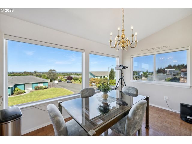 805 LISA Pl, Coos Bay, OR 97420