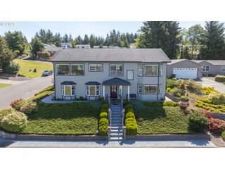 805 LISA Pl, Coos Bay, OR 97420