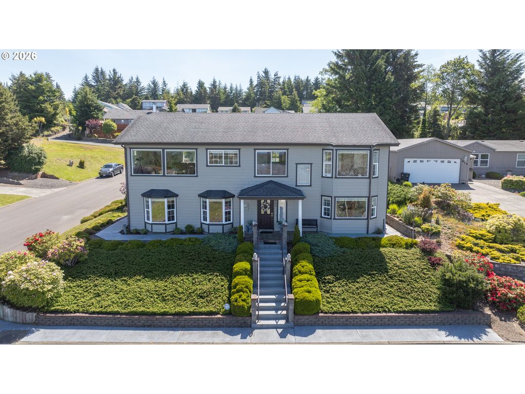 805 LISA Pl, Coos Bay, OR 97420