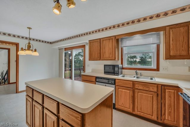 73 Lakecrest Boulevard, Hinckley, OH 44233