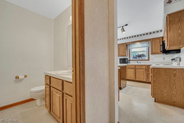 73 Lakecrest Boulevard, Hinckley, OH 44233